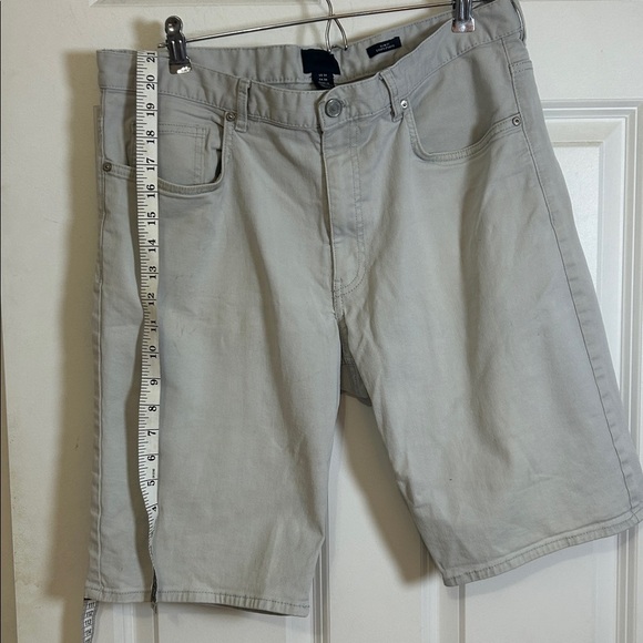 H&M Slim Fit Jean Shorts Size 34 light beige cotton blend - Picture 3 of 5